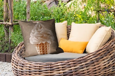 Sierkussen Buiten - IJs - Softijs - Romig - Hoorntje - Beige - 60x60 cm - Weerbestendig
