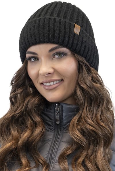 Vivisence Dames Wintermuts - Geribde Gebreide Stof Met Omgeslagen Rand Zonder Fleecevoering Met Eco Leren Patch Met Logo - Zacht En Warm Voor Herfst En Winter Comfortabele Pasvorm Voor Elke Dag - Zwart