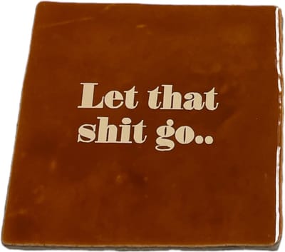 Hippe tegeltje met tekst: Let that shit go | Roest met beige | Gepersonaliseerde cadeau | Hippe Spreuktegel | Nieuwe woning cadeau | Housewarming cadeau