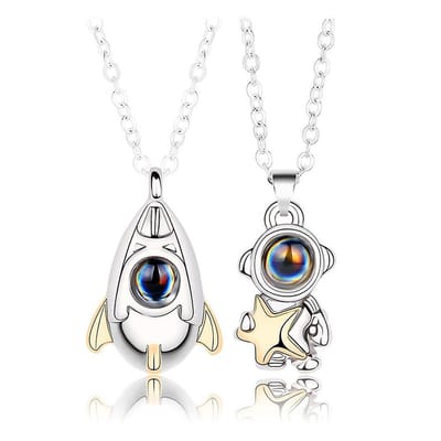 Bixorp Friends BFF Ketting voor 2 met Astronaut & Ruimteschip met "I Love You" in 100 talen - Zilverkleurige Vriendschapsketting - Twee Helften Best Friends -  Voor Meisjes  - Best Friends Ketting Vriendschap Cadeau voor Twee