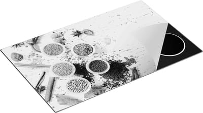 Chefcare Inductie Beschermer Kruidenbakjes op een Witte Houten Tafel - Zwart Wit - 85x52 cm - Afdekplaat Inductie - Kookplaat Beschermer - Inductie Mat