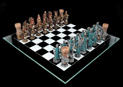 Middeleeuwse Fantasy Schaakset met Glazen Bord en Handbeschilderde stukken