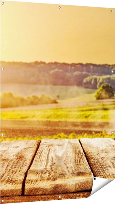 Gards Tuinposter Tractor in het Veld met Houten Planken - 100x150 cm - Tuindoek - Tuindecoratie - Wanddecoratie buiten - Tuinschilderij