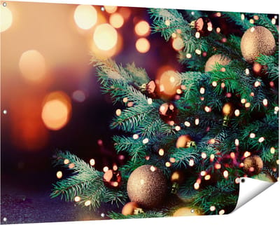 Gards Tuinposter Versierde Kerstboom met Lichtjes - 150x100 cm - Tuindoek - Tuindecoratie - Wanddecoratie buiten - Tuinschilderij