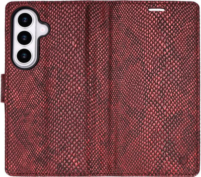 Casemania Hoesje Geschikt voor Samsung Galaxy S26 - Bordeaux - Luxe 2 in 1 Kunstleer Afneembare Bookcase met Slangenstructuur - Geschikt voor MagSafe - Snake-embossed PU-Leer Magnetische Wallet Case