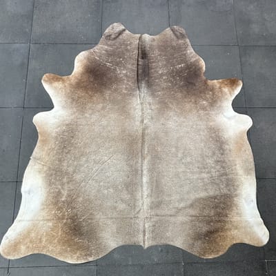 Taupe crème koeienhuid vloerkleed - SPECIALE koeienkleed tapijt bruine taupe off white koeienvel - Meerkleurige dierenhuid dierenvel koehuid tapijt
