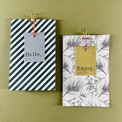 Label Kaartje - Kadolabel - Duo | Hello / Enjoy | Grijs – Groen | This gift is happy to see you! | Karton incl. goud stalen boorgaatje | Cadeau - Gift Tag - Leuk verpakt| Geschenk - Tag