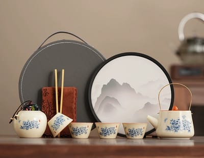 WK Ruyao Blauwe Hemel Luxe Reisteaeset – 1 Handvat Theepot + 4 Hoedvormige Theekopjes + Theeblik + Ronde Droogplateau + Theedoek & Theetang – PU Leren Draagtas – Traditionele Chinese Porselein Kunst