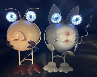 Metalen solarlampen "Varken en Kat" - Set van 2 stuks - meerkleurig - met 2 LED - Staand model - hoogte 16.5 x 10 x 9.5 cm - Tuindecoratie - Tuinverlichting