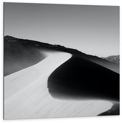 Dibond - Zandheuvels in de Woestijn (zwart/wit) - 100x100cm Foto op Aluminium (Wanddecoratie van metaal)