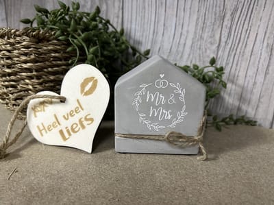 Creaties van Hier – Cement house Mr en Mrs met houten hartje - 8 cm – Cement