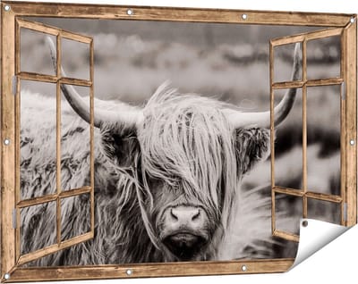 Gards Tuinposter Doorkijk Schotse Hooglander Koe - Zwart Wit - 120x80 cm - Tuindoek - Tuindecoratie - Wanddecoratie buiten - Tuinschilderij
