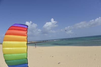 Matrasvlieger Amigo - Twee lijns vlieger - Buiten spelen - Ideale vliegeigenschappen - 175 x 61 cm - Regenboog