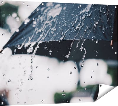 Gards Tuinposter Zwarte Paraplu met Regen Druppels - 120x90 cm - Tuindoek - Tuindecoratie - Wanddecoratie buiten - Tuinschilderij