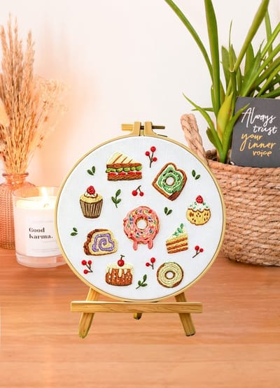 Untamed - PREMIUM Borduurpakket Volwassenen – Borduren – Creatieve hobby – Ontspanning Thuis – Cadeau idee – Compleet pakket met extra’s – Echte HOUTEN borduurring (geen plastic) – DIY decoratie – Taartjes – Dessert – Speels – Sweet Treats