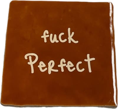 Hippe tegeltje met tekst: Fuck Perfect | Roest met beige | Gepersonaliseerde cadeau | Hippe Spreuktegel | Nieuwe woning cadeau | Housewarming cadeau