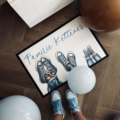 Deurmat met Familienaam | housewarming cadeau | Deurmat Gezin Sneakers | Leuk Cadeau voor een gezin | 60x40cm | Sneakers Lichtblauw