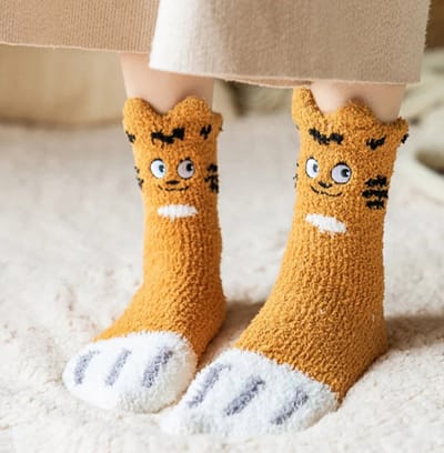 Fluffy dames sokken - huissokken - geel - bruin - print kat met ogen - katten sokken - warme sokken - 36 - 40 - zacht - cadeau voor haar - geschenk vrouwen - gift - verjaardagscadeau - Kerst cadeau