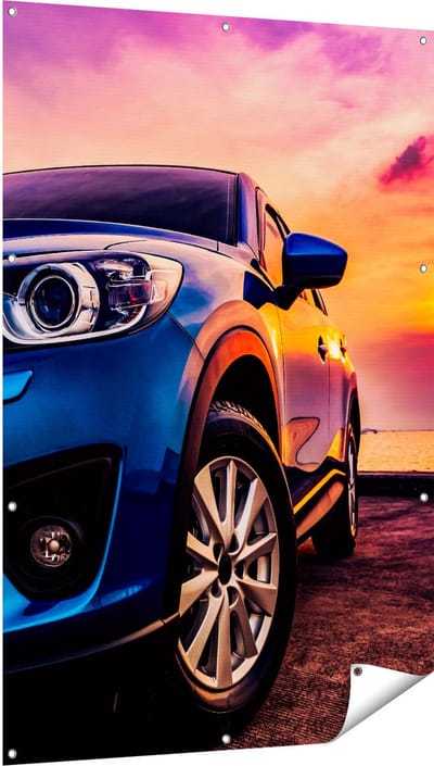 Gards Tuinposter Blauwe Sportwagen Auto bij Zonsondergang - 100x150 cm - Tuindoek - Tuindecoratie - Wanddecoratie buiten - Tuinschilderij