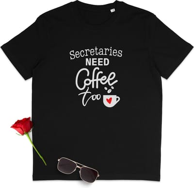 Secretaressedag T Shirt - Shirt voor Secretaresse - secretaresse Cadeau tShirt - Grappig Dames T Shirt - Zwart t-Shirt met opdruk Secretaries Need Coffee Too - Maten: S M L XL XXL XXXL - Shirt kleur Zwart.