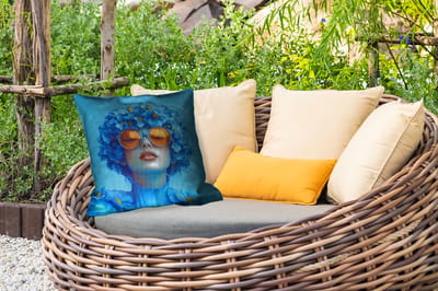 Buitenkussen - Vrouw - Bloem - Blauw - Modern - Bril - Portret - 45x45 cm - Weerbestendig