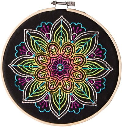 LEISURE ARTS Borduurpakket Neon Mandala - DIY pakket volwassenen - Muurdecoratie - 15cm