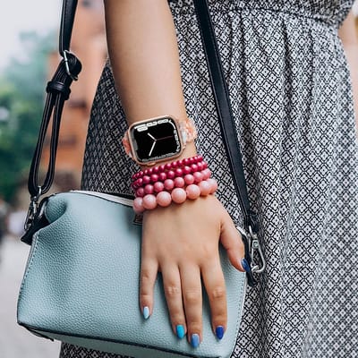 Stijlvolle en Lichtgewicht Vervangende Resin Horlogeband voor Apple Watch 38mm tot 49mm met Vlinder Sluiting en Modebewuste Ontwerpen