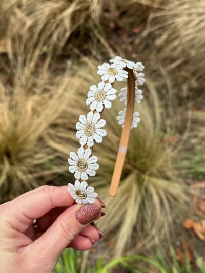 Diadeem - Meisjes diadeem - Diadeem met madeliefjes - Haarband met madelief goud - Meisjes haarband - Haarbandjes - Haaraccessoires - Haaraccessoires voor meisjes - Handmade - Gouden diadeem - Bruiloft - Haaraccessoires Bruiloft - Cadeautje -