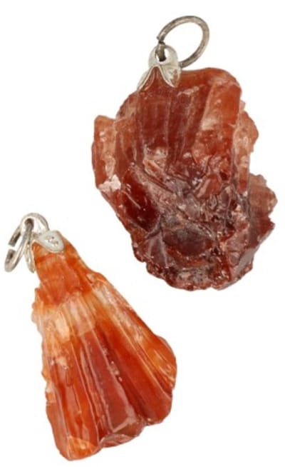 Calciet rood ruw edelsteen hanger