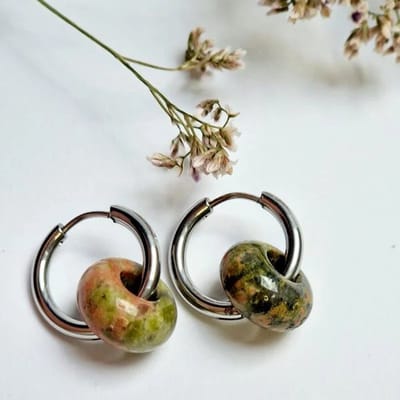 Oorringen met Donut hanger - Unakiet - Groen/Roze (half)edelsteen - Stainless Steel - zilverkleurige oorbellen met hanger