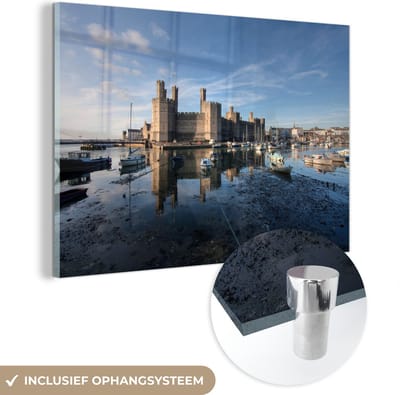 ® Glasschilderij 180x120 cm - Schilderij acrylglas - Het Kasteel Caernarfon met een mooie heldere lucht in Wales - Foto op glas - Muurdecoratie woonkamer - Wanddecoratie slaapkamer - Schilderijen