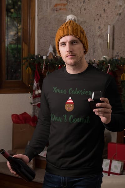 Shirt - Xmas calories don’t count - Wurban Wear | Grappige sweater | Leuk cadeau | Unisex sweater | Oversized sweater | Foute kerst trui | Foute kerstkleding | Kerst sweater | Kerst diner | Kersttrui dames | Foute kersttruiendag 2024 | Zwart