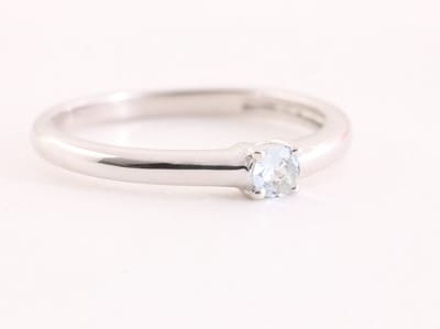 Fijne hoogglans zilveren ring met aquamarijn - maat 15.5