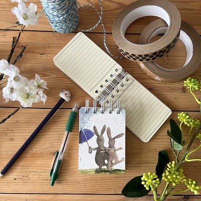 Alex Clark klein spiraal gebonden notitieblokje hazen ~In The Rain Small Spiral Bound Notepad'