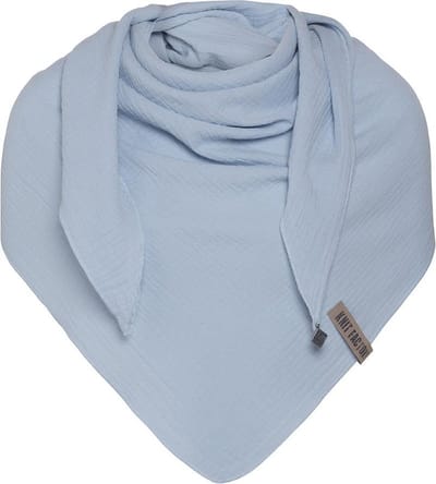 Knit Factory Liv Gebreide Omslagdoek - Driehoek Sjaal Dames - Katoenen sjaal - Zomersjaal - Luchtig en zacht - Zomer stola - Indigo - Lichtblauw - Duurzaam - 190x85 cm - 100% Biologisch katoen
