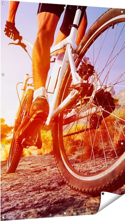 Gards Tuinposter Mountainbike Fietser op Stenen bij Zonsopgang - 100x150 cm - Tuindoek - Tuindecoratie - Wanddecoratie buiten - Tuinschilderij