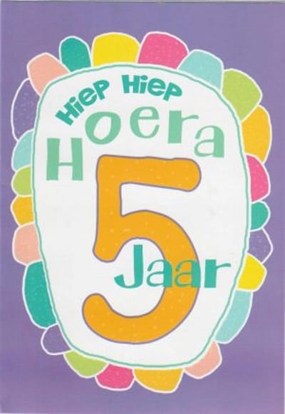 Hiep, hiep hoera! Je bent 5 jaar geworden! Hartelijk gefeliciteerd! Een leuke kaart om zo te geven of om bij een cadeau te voegen. Een dubbele wenskaart inclusief envelop en in folie verpakt.