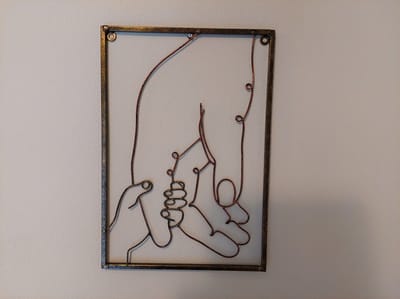 Floz Design wandornament ouder kind - beeld ouder kindrelatie - handen ouderschap - messing - fairtrade