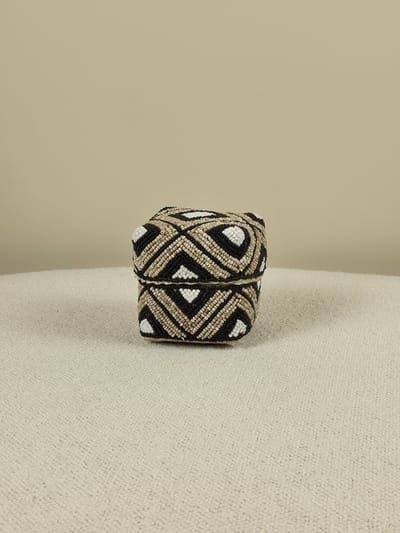 Blitzdeco - Offermandje - Eloise - Handgemaakt kralenmandje - Wit, beige, zwart - Bamboe