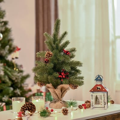 MEUNIQ mini kunstkerstboom 50 cm met 55 takken, rode bessen en dennenappels, cementvoet met linnen look, tafeldecoratie voor bureau of schoorsteenmantel, groen