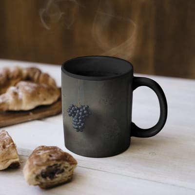 Magische Mok - Foto op Warmte Mokken - Koffiemok - Druiven - Kleurrijk - Muur - Magic Mok - Beker - 350 ML - Theemok