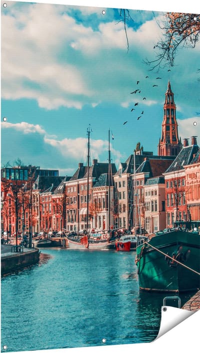 Gards Tuinposter Gracht in Groningen - 100x150 cm - Tuindoek - Tuindecoratie - Wanddecoratie buiten - Tuinschilderij