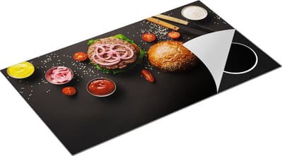 Chefcare Inductie Beschermer Hamburger Ingrediënten op een Zwarte Marmeren Plaat - 90x50 cm - Afdekplaat Inductie - Kookplaat Beschermer - Inductie Mat