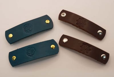 Leren kinder haarclip 2x zee blauw met roos, 2x bruin met ster - handgemaakt kinder haarclip van leer 2 sets van 2 stuks - leuke gekleurd leren kinder haarclips - kleine kinder haarclips - kinder haarclips voor lang haar - sierlijke kleine haarclips