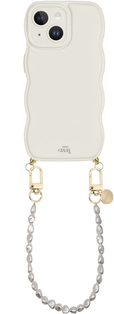 xoxo Wildhearts Glossy Wavy Cord Case Beige - Geschikt voor iPhone 14 - Pearlfection - Kort koord - Glimmend telefoonhoesje met golven - Hoesje met koord - Parelketting - kort telefoonkoord - Beige / Crème hoesje - Korte variant koord
