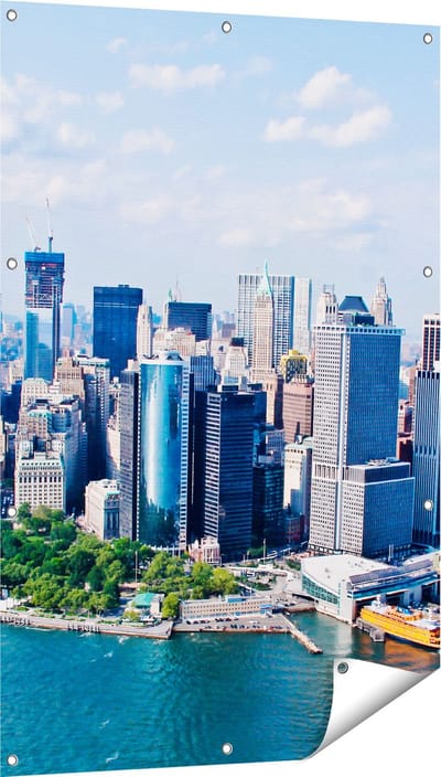 Gards Tuinposter New York Als een Eiland vanuit de Lucht - 80x120 cm - Tuindoek - Tuindecoratie - Wanddecoratie buiten - Tuinschilderij