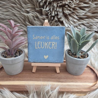 Robuust wenstegeltje “Samen is alles leuker!” – Liefde & Vriendschap Cadeau – Keramiek – Decoratie – Relatie Cadeautje – Vriendschap - Trendy nu – Decoratief Tegeltje met Standaard – Cadeau Idee