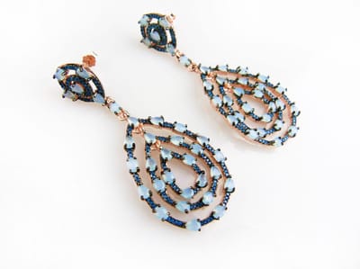 Model Blue Love zilveren oorringen gezet met blauwe stenen