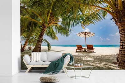 Behang - Fotobehang Strandstoel - Parasol - Palmboom - Breedte 600 cm x hoogte 400 cm