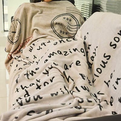 Dailygoods- Deken met Franse Letters - Warme Flanellen Deken - Zachte Deken - Personaliseerbaar - 150 x 200 cm - Voor Kinderen - Kinderdeken